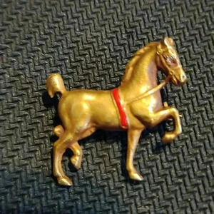 Sloan & Co. Edwardian era 14k Gold Horse Pin with enamel and diamond eye.